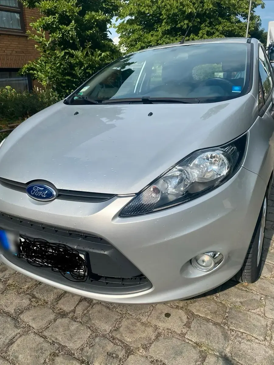 Gebraucht Ford Fiesta Trend 60 PS (44 kW) 2012 Silber Limousine