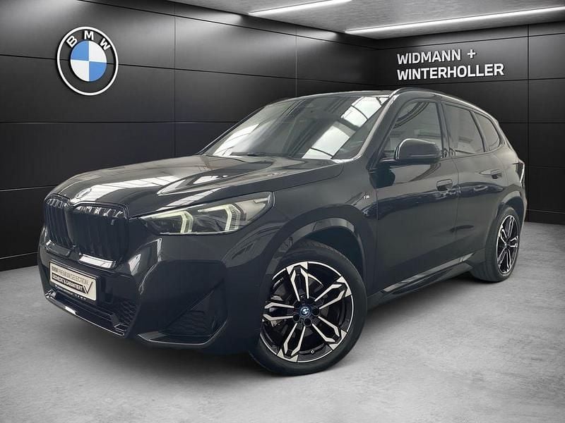 Schwarz Gebraucht 2023 BMW iX1 Comfort Edition SUV | 43.680 € (Etwas zu teuer) - Bild 1/3