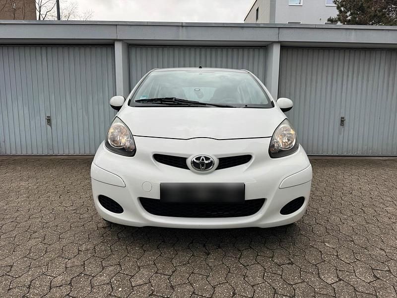 Gebraucht Toyota Aygo 68 PS (50 kW) 2011 Weiß Kleinwagen