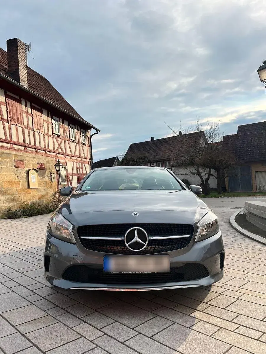 Gebraucht Mercedes A180 122 PS (89 kW) 2017 Grau Limousine