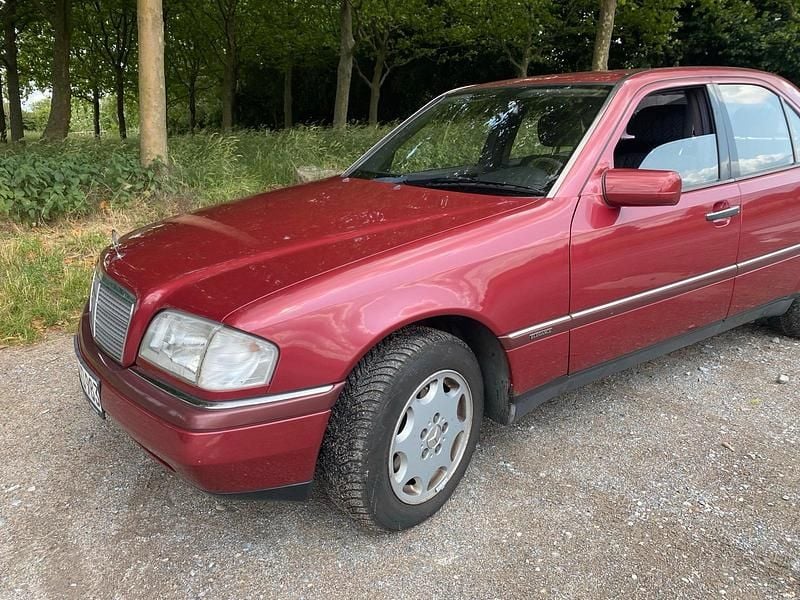 Andere farben Gebraucht 1995 Mercedes C180 Elegance Limousine | 2.600 € - Bild 1/4