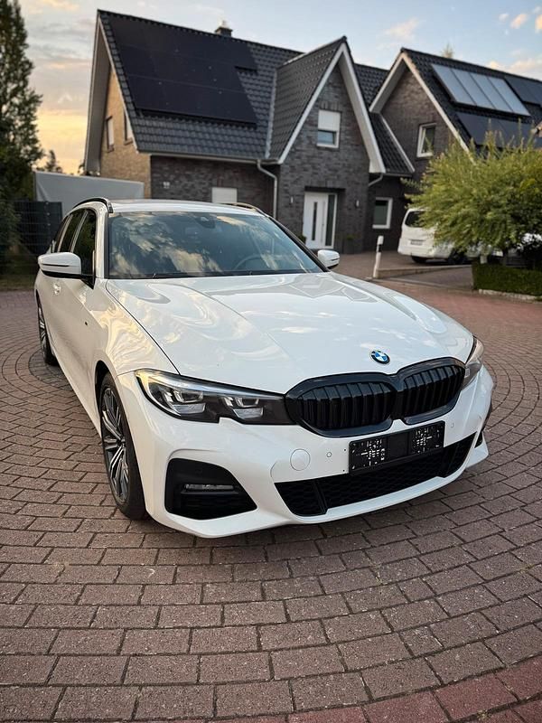 Weiß Gebraucht 2021 BMW 320 M Sport Kombi | 21.000 € (Teuer) - Bild 1/4