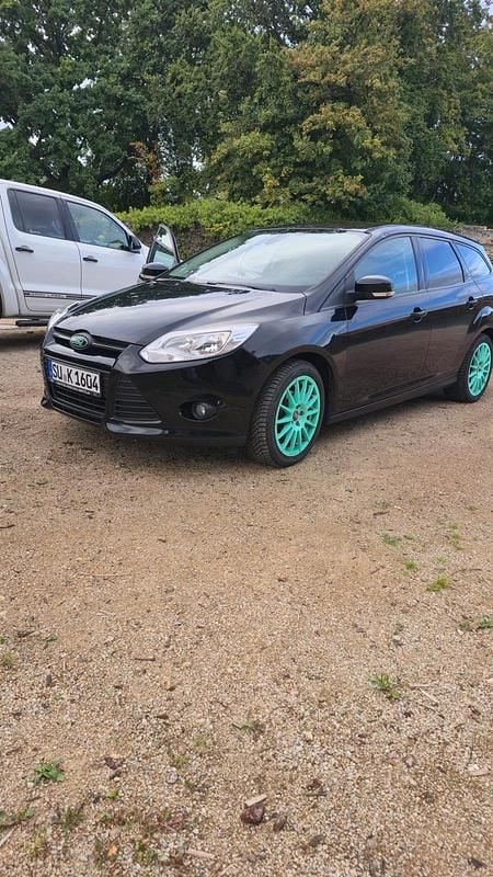 Schwarz Gebraucht 2013 Ford Focus Kombi | 4.800 € (Guter Preis) - Bild 1/4