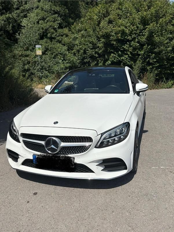 Weiß Gebraucht 2019 Mercedes C200 AMG line Coupé | 30.000 € (Fairer Preis) - Bild 1/4