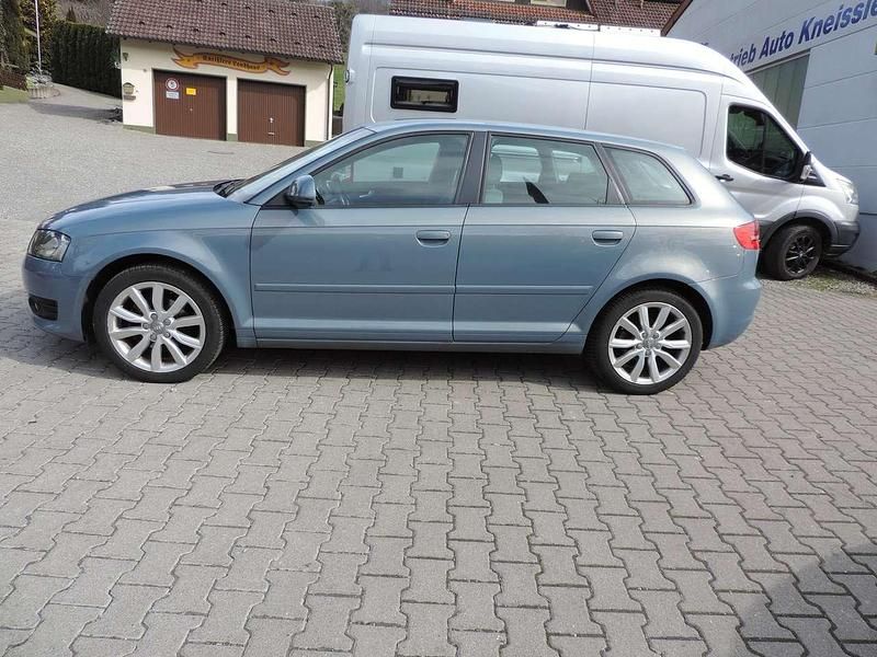 Gebraucht Audi A3 Ambiente 140 PS (102 kW) 2010 Sphärenblau metallic Kleinwagen