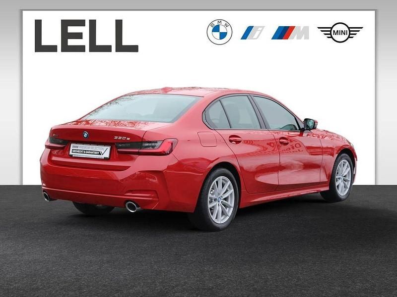Gebraucht BMW 330e 184 PS (135 kW) 2024 Rot Limousine