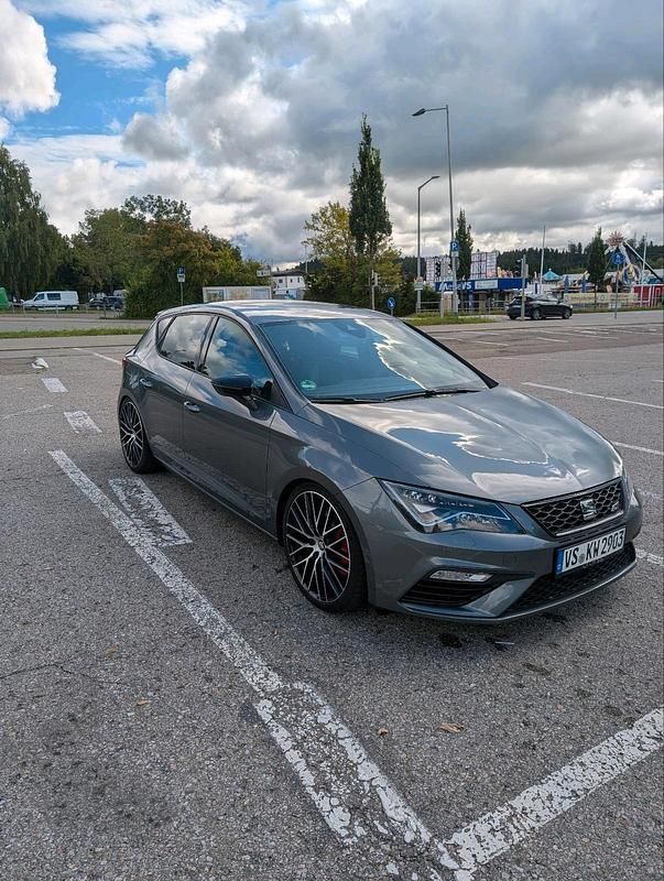 Grau Gebraucht 2018 Cupra Leon Limousine | 23.000 € (Fairer Preis) - Bild 1/4
