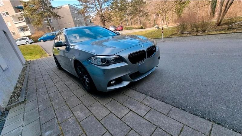 Grau Gebraucht 2016 BMW 520 M Sport Kombi | 14.000 € (Fairer Preis) - Bild 1/4