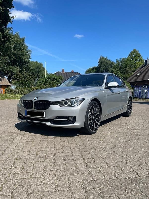 Silber Gebraucht 2012 BMW 320 Sport Line Limousine | 12.290 € (Fairer Preis) - Bild 1/4