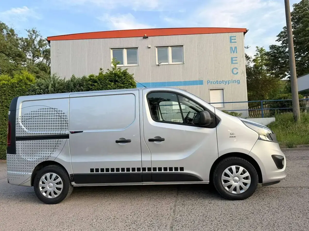 Gebraucht Opel Vivaro 120 PS (88 kW) 2014 Aluminium silber/grey(m2) Van / Kleinbus