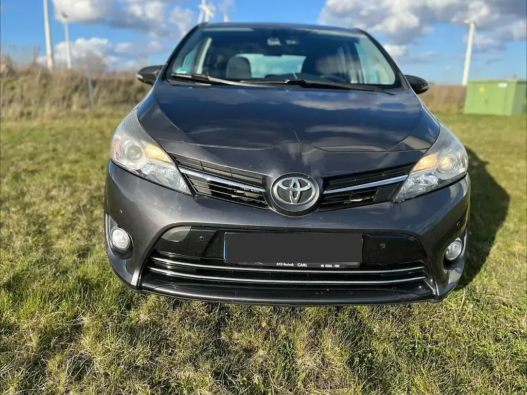 Gebraucht Toyota Verso Skyview Edition 111 PS (81 kW) 2016 Grau Van / Kleinbus