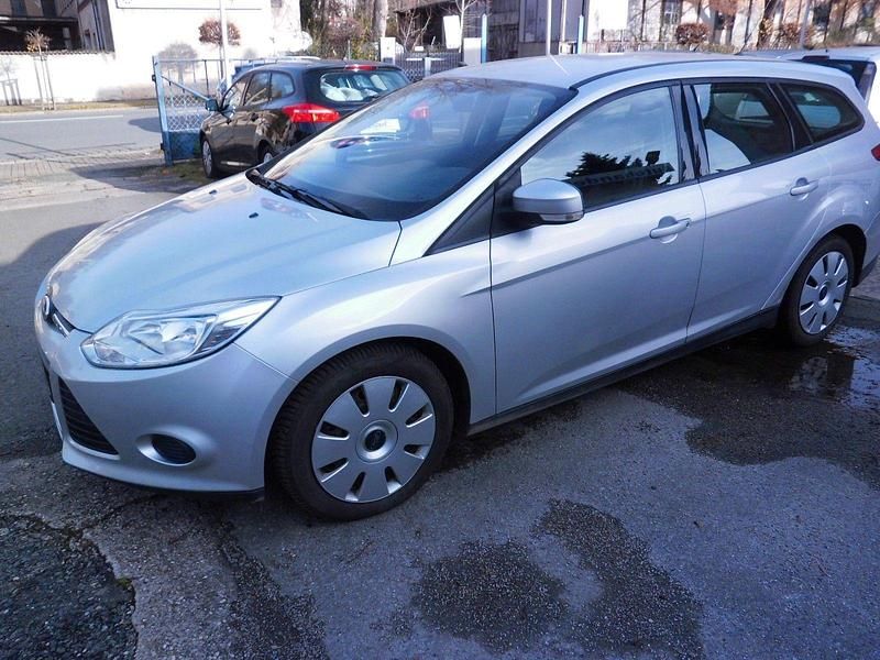 Silber Gebraucht 2013 Ford Focus Trend Kombi | 2.599 € (Superpreis) - Bild 1/4