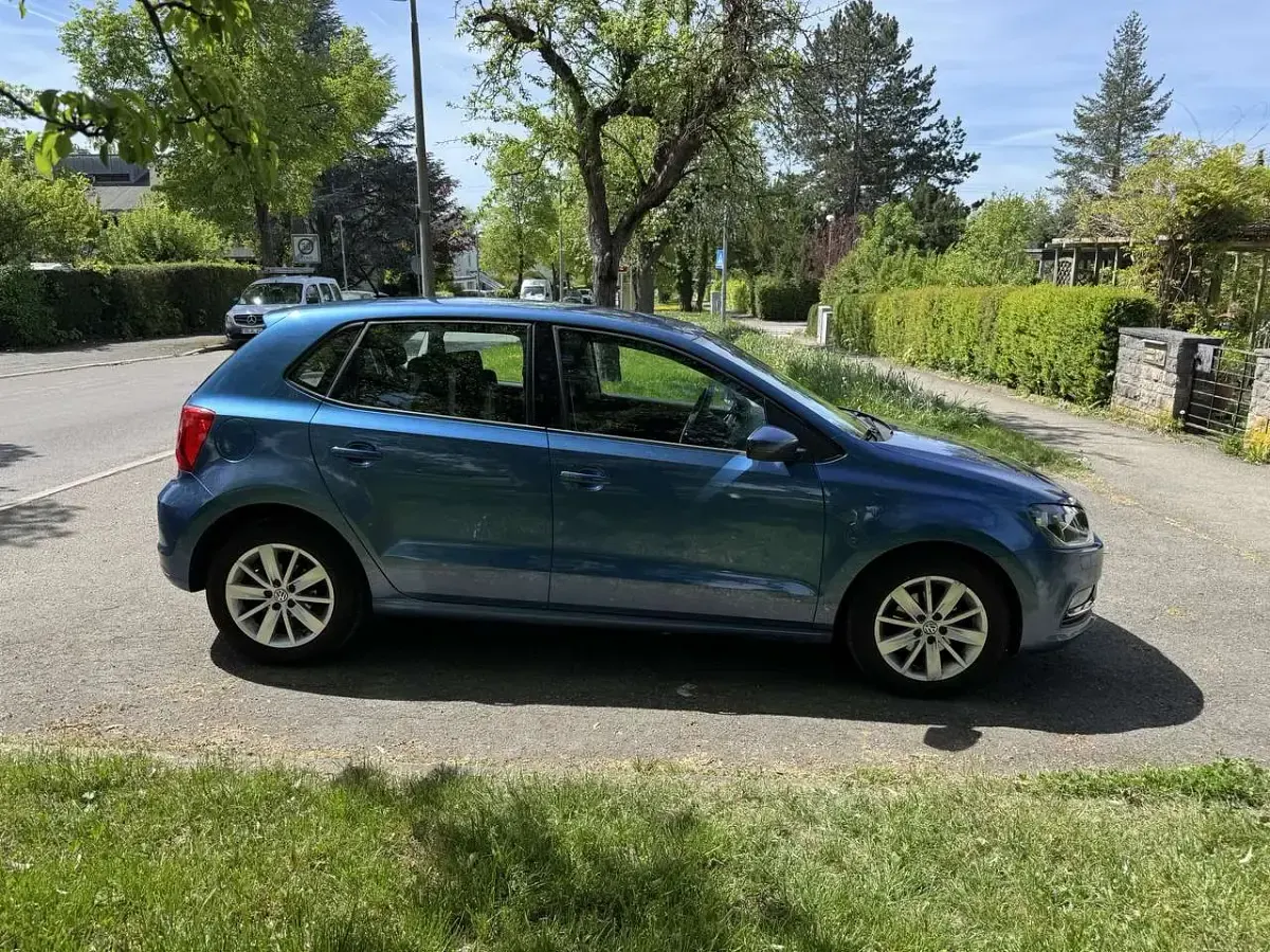 Gebraucht VW Polo Comfortline 90 PS (66 kW) 2015 Blau Kleinwagen