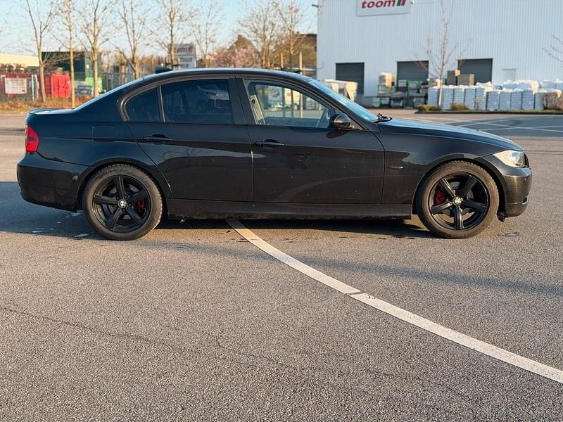 Gebraucht BMW 318 143 PS (105 kW) 2007 Schwarz Limousine