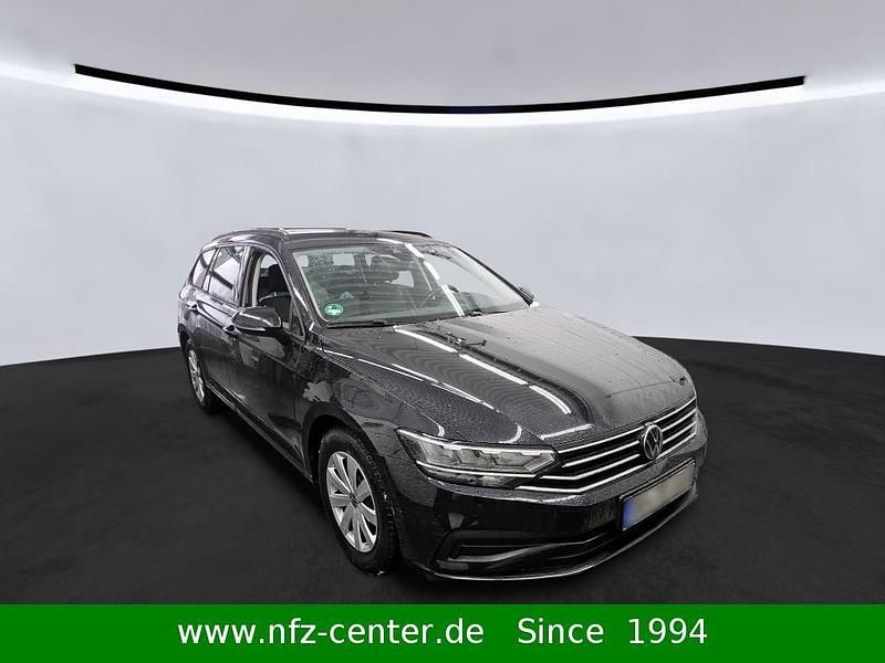 Gebraucht VW Passat Basis 122 PS (89 kW) 2022 Schwarz Kombi