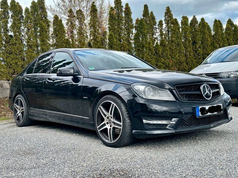 Schwarz Gebraucht 2011 Mercedes C300 AMG line Limousine | 9.500 € (Fairer Preis) - Bild 1/4
