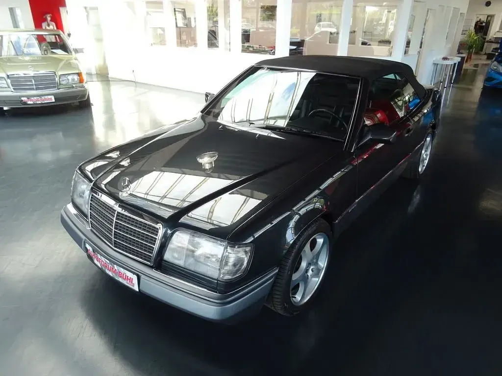 Gebraucht Mercedes E220 Sportline 150 PS (110 kW) 1995 Schwarz Cabrio