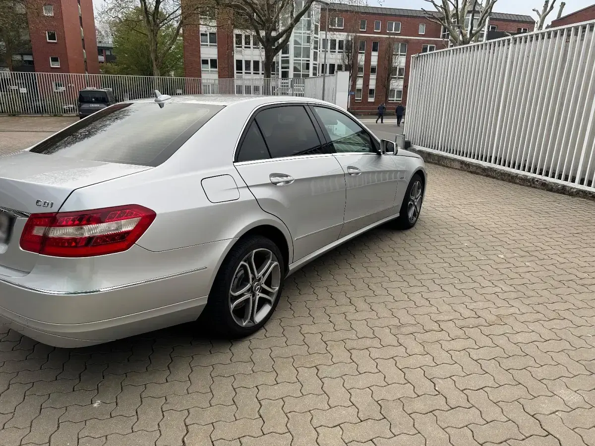 Second-hand Mercedes E220 170 CP (125 kW) 2011 Gri Berlinǎ