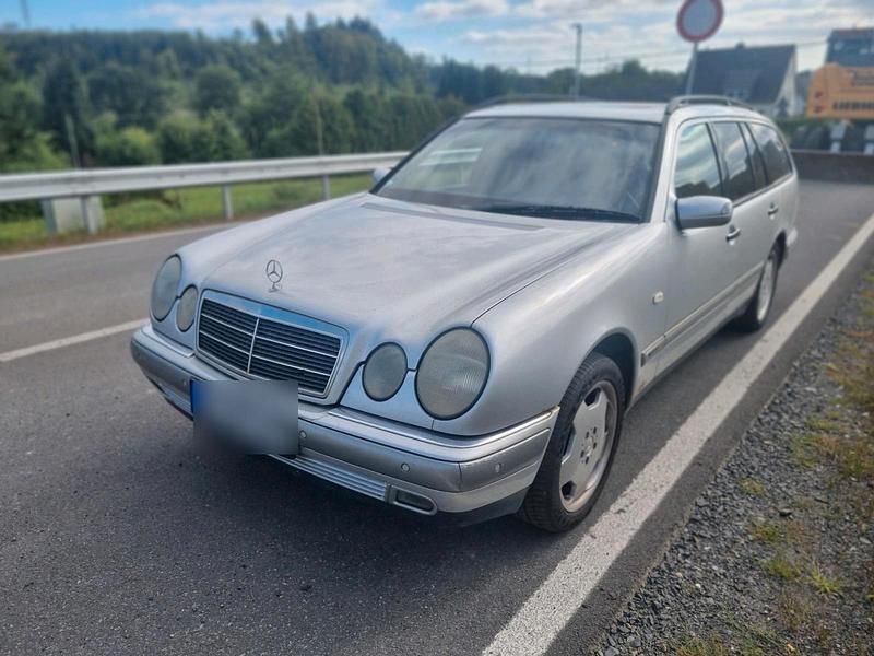 Silber Gebraucht 1999 Mercedes E320 Kombi | 2.550 € - Bild 1/4