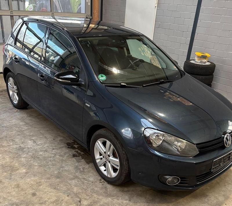 Gebraucht VW Golf VI Match 105 PS (77 kW) 2011 Blau Kleinwagen