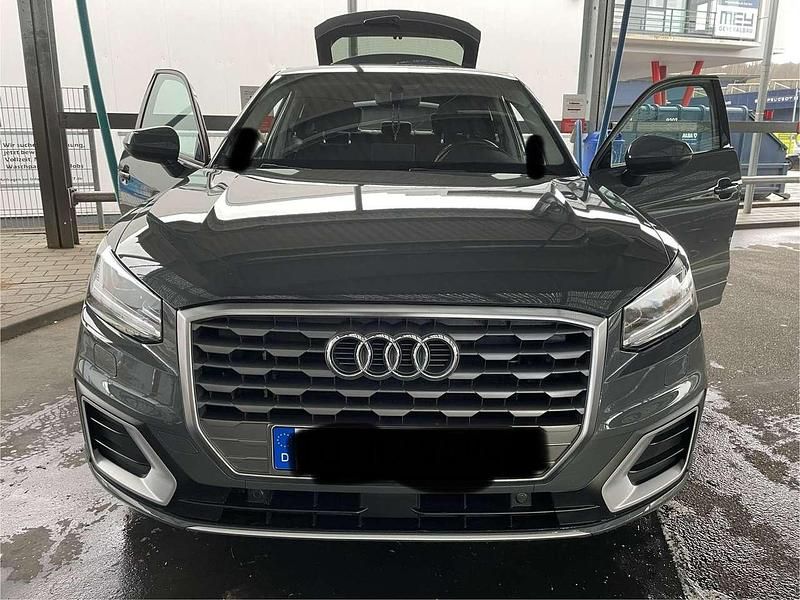 Grau Gebraucht 2018 Audi Q2 Sport SUV | 20.100 € (Etwas zu teuer) - Bild 1/4