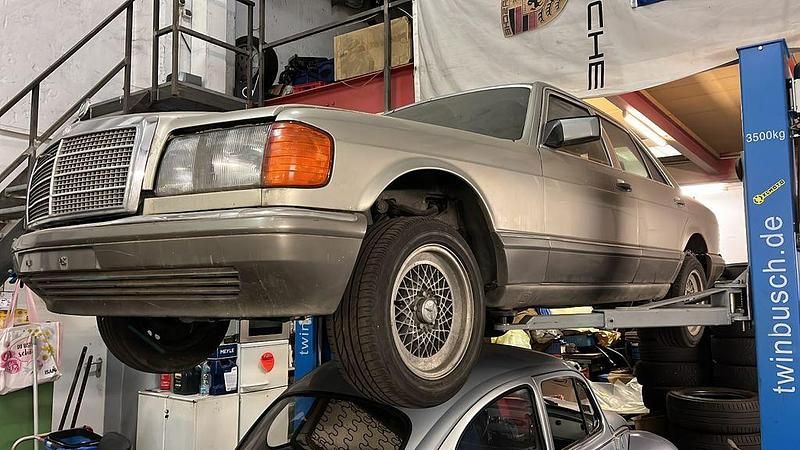 Gold Gebraucht 1986 Mercedes 260 Limousine | 11.400 € - Bild 1/4