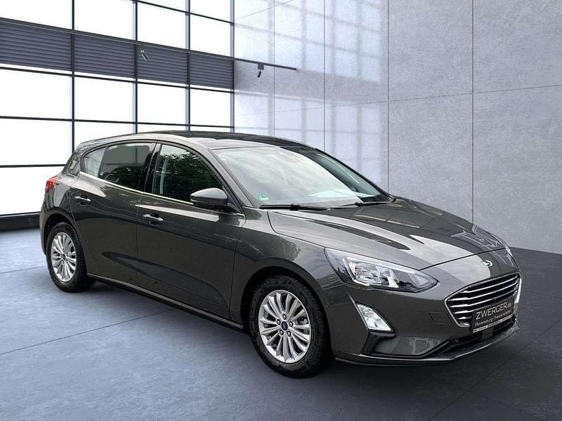 Grau Gebraucht 2021 Ford Focus Titanium Limousine | 21.800 € (Fairer Preis) - Bild 1/4