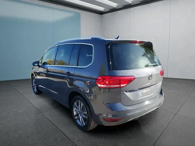 Neu VW Touran 150 PS (110 kW) 2025 Grau Van / Kleinbus
