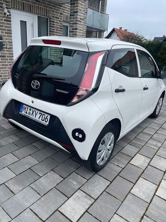 Weiß Gebraucht 2017 Toyota Aygo Kleinwagen | 6.490 € (Guter Preis) - Bild 1/4