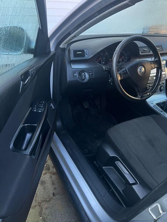 Gebraucht VW Passat 105 PS (77 kW) 2008 Grau Limousine
