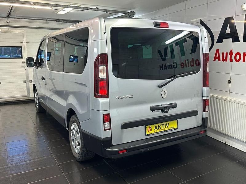 Gebraucht Renault Trafic Life 110 PS (80 kW) 2022 Grau Van / Kleinbus