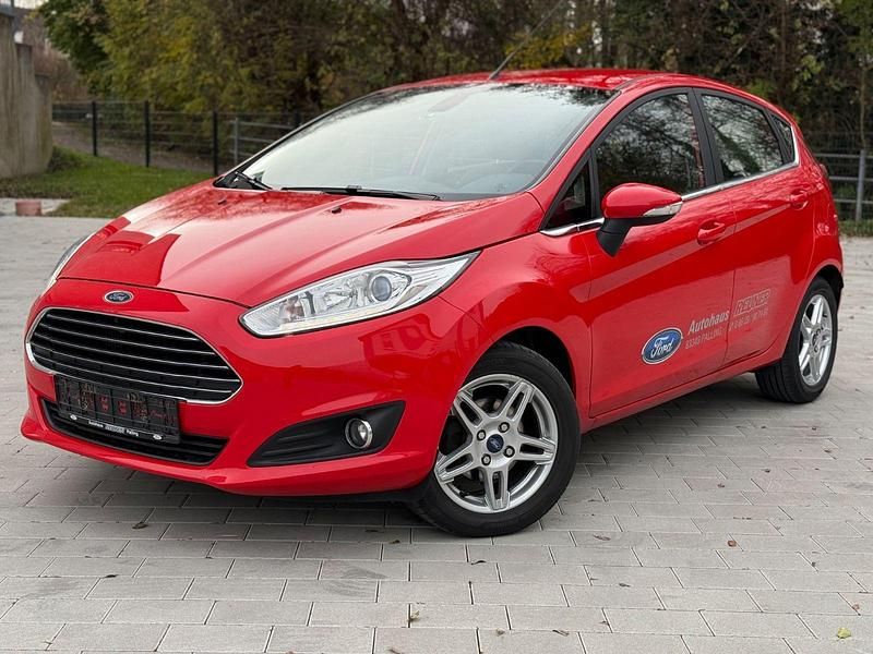 Rot Gebraucht 2014 Ford Fiesta Titanium Kleinwagen | 6.390 € (Fairer Preis) - Bild 1/4