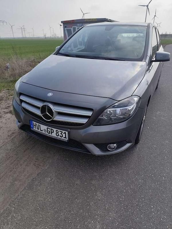 Grau Gebraucht 2013 Mercedes 180 Limousine | 10.500 € - Bild 1/4