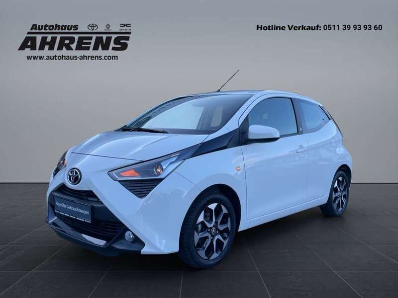 Schneeweiß Gebraucht 2021 Toyota Aygo X-play Kleinwagen | 11.480 € (Fairer Preis) - Bild 1/4