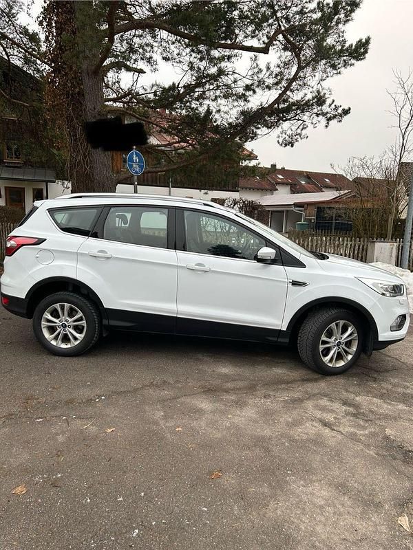 Gebraucht Ford Kuga Titanium 150 PS (110 kW) 2019 Weiß SUV