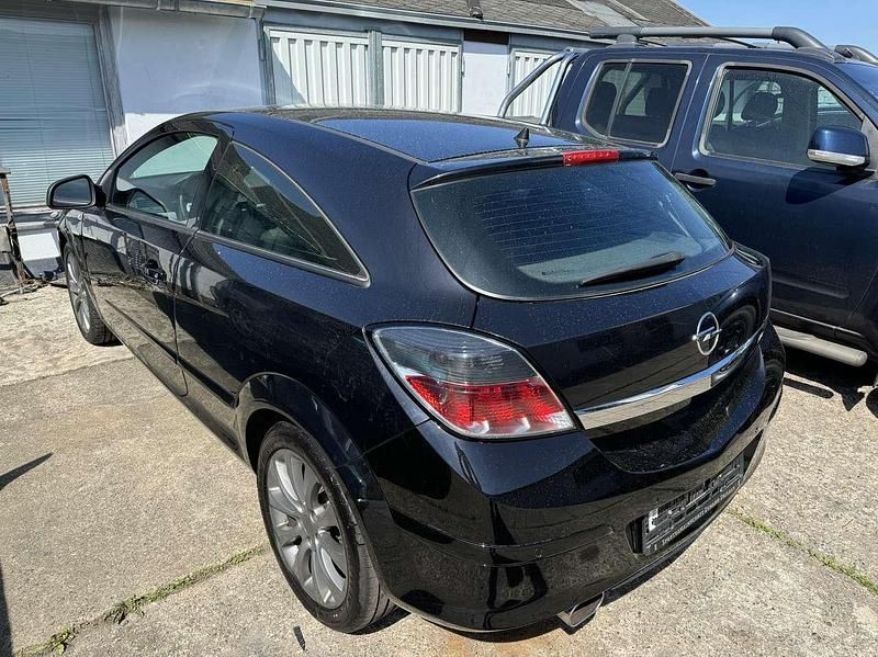 Gebraucht Opel Astra GTC Sport 179 PS (131 kW) 2010 Saphirschwarz mineraleffekt Coupé
