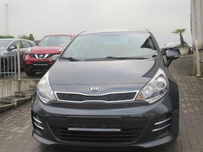 Grau Gebraucht 2016 Kia Rio Spirit Limousine | 12.790 € (Etwas zu teuer) - Bild 1/4