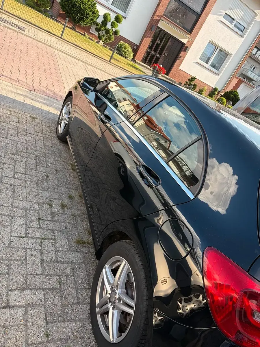 Gebraucht Mercedes A180 122 PS (89 kW) 2014 Schwarz Kleinwagen