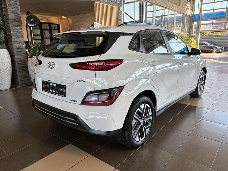 Gebraucht Hyundai Kona Select 150 kW (204 PS) 2021 Weiß SUV