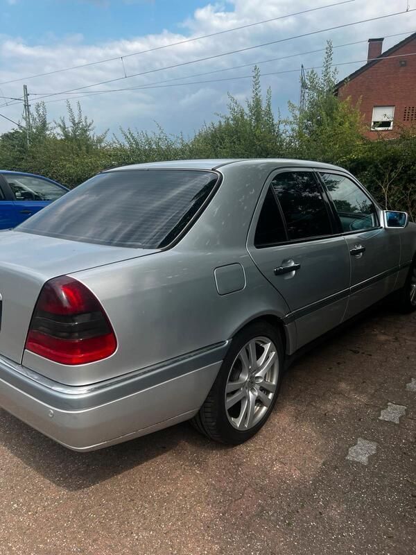 Silber Gebraucht 1996 Mercedes C230 Limousine | 2.300 € (Superpreis) - Bild 1/4