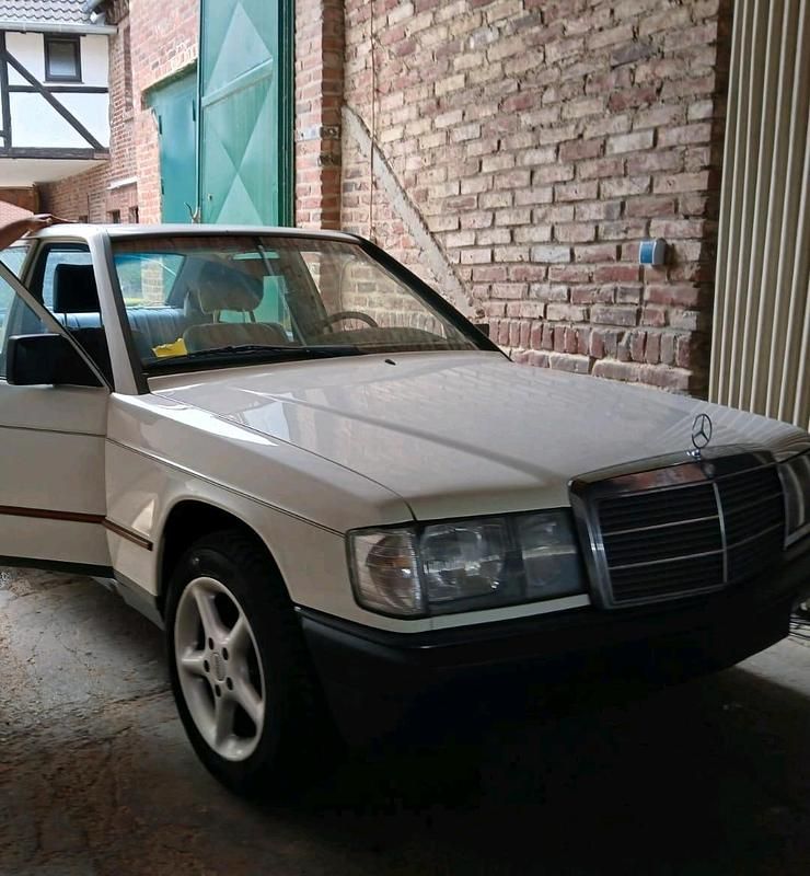 Weiß Gebraucht 1983 Mercedes 190 Limousine | 2.999 € - Bild 1/4