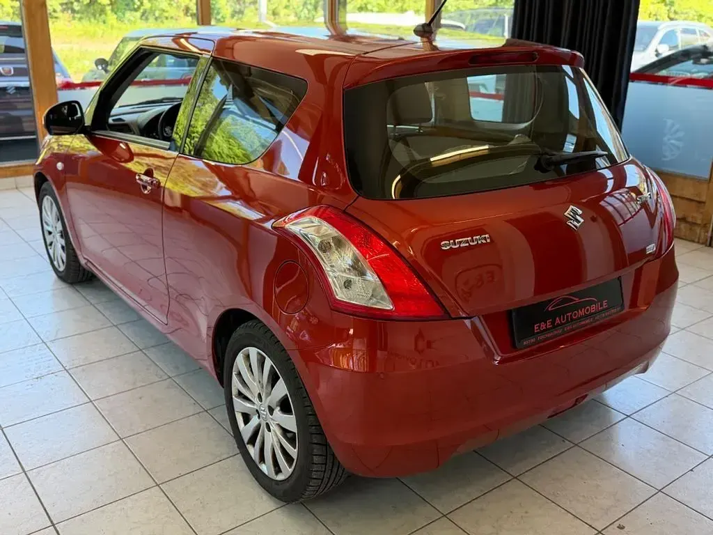 Gebraucht Suzuki Swift Club 94 PS (69 kW) 2012 Rot Kleinwagen