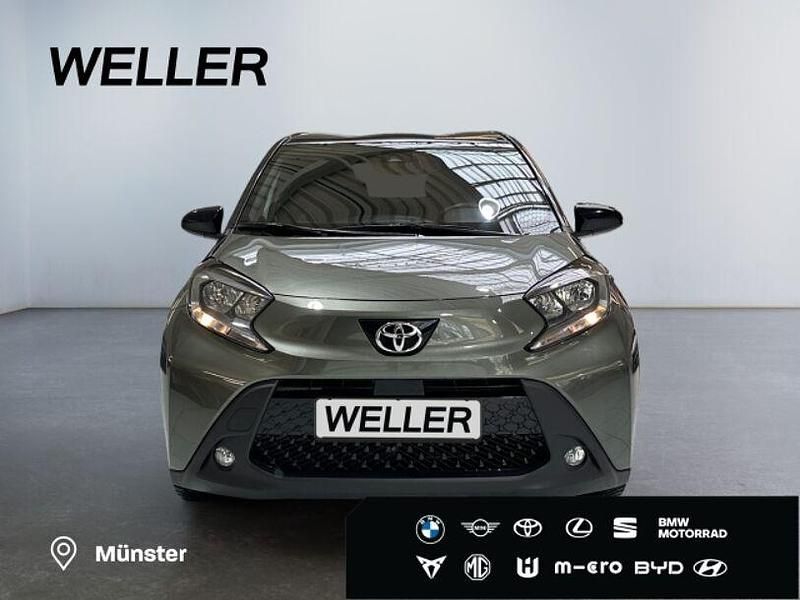 Gebraucht Toyota Aygo 72 PS (52 kW) 2022 Cardamon green metallic/dach nightsky black mica (gruen) Kleinwagen