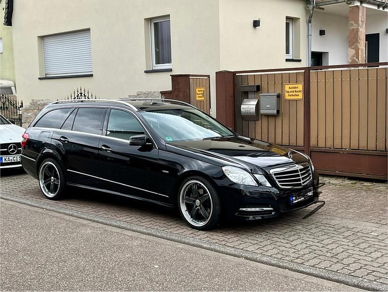 Schwarz Gebraucht 2012 Mercedes E200 Kombi | 11.990 € (Etwas zu teuer) - Bild 1/4
