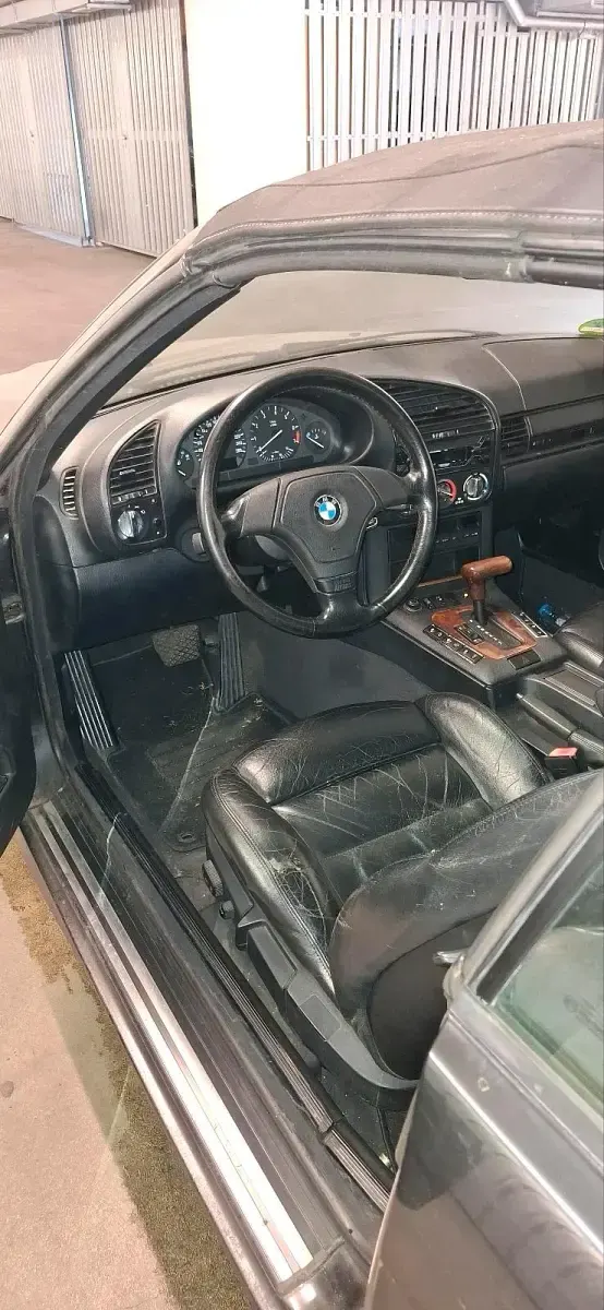Second-hand BMW 320 150 CP (110 kW) 1994 Negru Cabrio