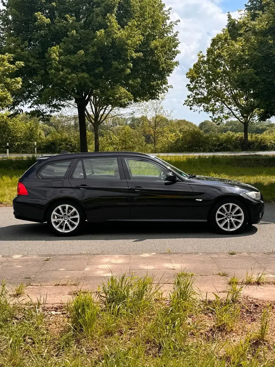 Gebraucht BMW 320 184 PS (135 kW) 2011 Schwarz Kombi