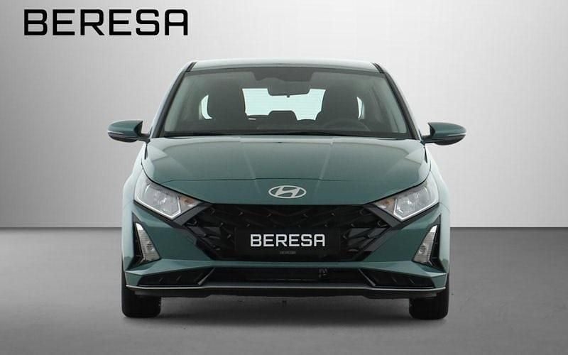 Neu Hyundai i20 Select 101 PS (74 kW) 2025 Grün Limousine