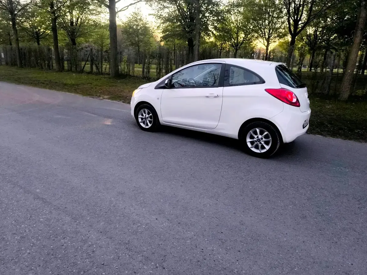 Gebraucht Ford Ka 69 PS (50 kW) 2015 Weiß Limousine