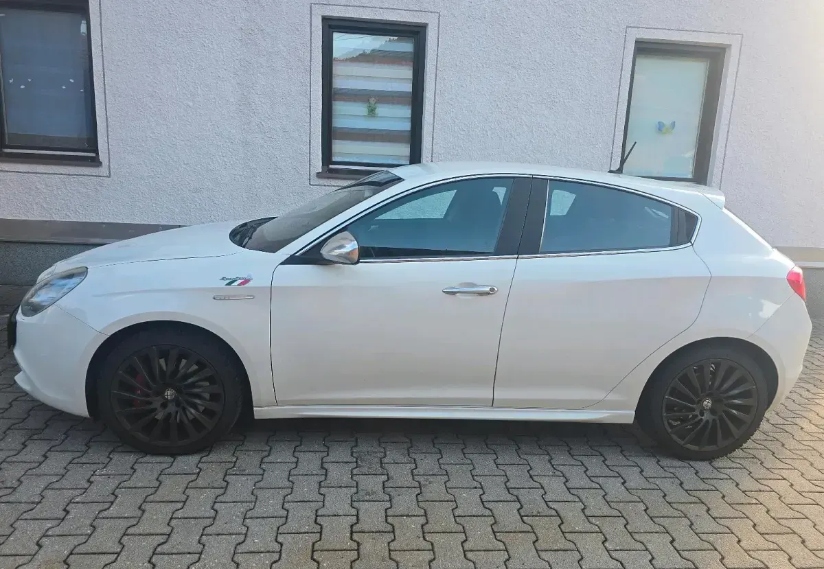 Gebraucht Alfa Romeo Giulietta 170 PS (125 kW) 2013 Weiß Kleinwagen