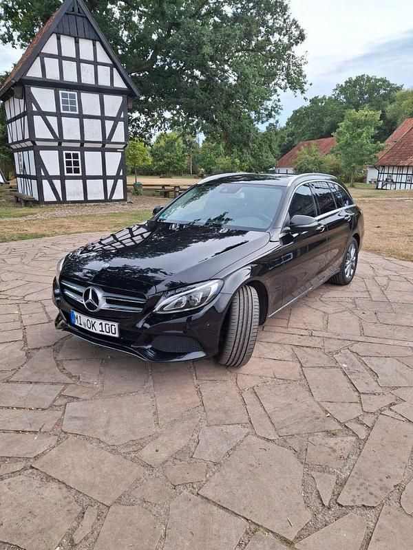 Schwarz Gebraucht 2017 Mercedes C200 Avantgarde Kombi | 14.200 € (Fairer Preis) - Bild 1/4